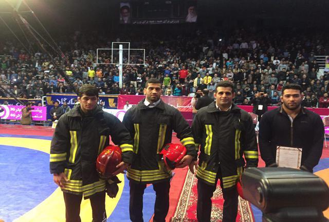 فرنگی کاران ایران با لباس آتشنشانی در فینال جام تختی حاضر شدند 