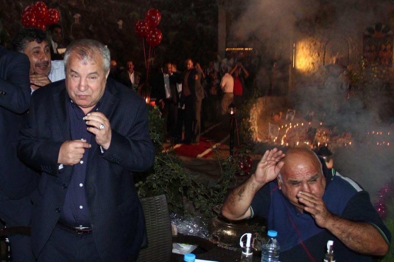 عکس/قیافه جالب علی پروین بعد از ترکیدن ترقه ها در جشن تولدش!