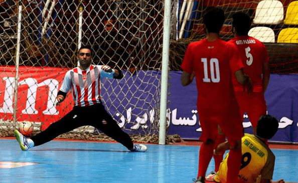 سرمربی تیم ملی فوتسال تماشاگر حساس‌ترین بازی هفته هجدهم لیگ برتر