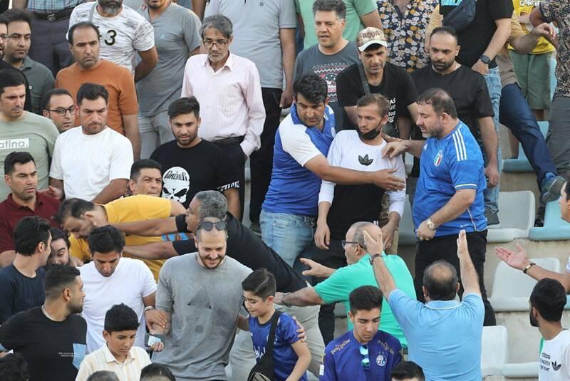  انتقاد تند مجری تلویزیون از «حجت کریمی» :هواداران ناصر حجازی با گُل به تمرین می‌آمدند، نه با فحاشی و چاقو!