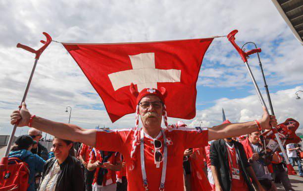 گزارش تصویری / حضور هواداران دو تیم سوئیس و سوئد در ورزشگاه