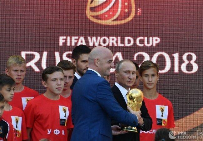 بدرقه جام‌ جهانی ۲۰۱۸ توسط پوتین و اینفانتینو + تصاویر