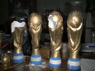 کشف مواد مخدر در مجسمه‌های جام جهانی فوتبال + فیلم 