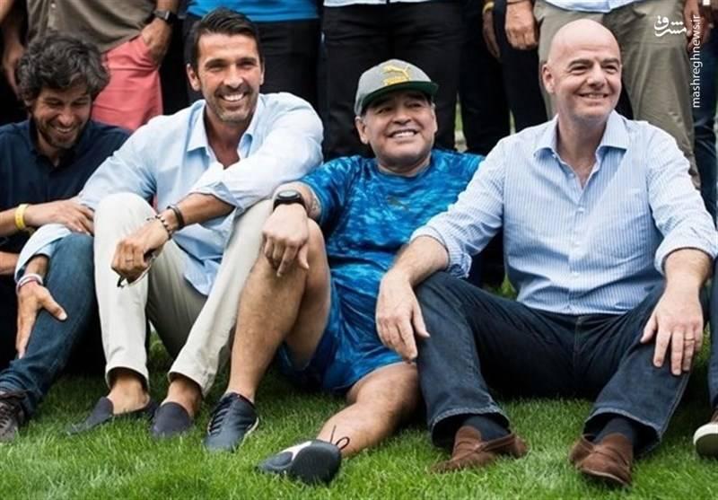 رئیس فیفا همبازی مارادونا شد +عکس