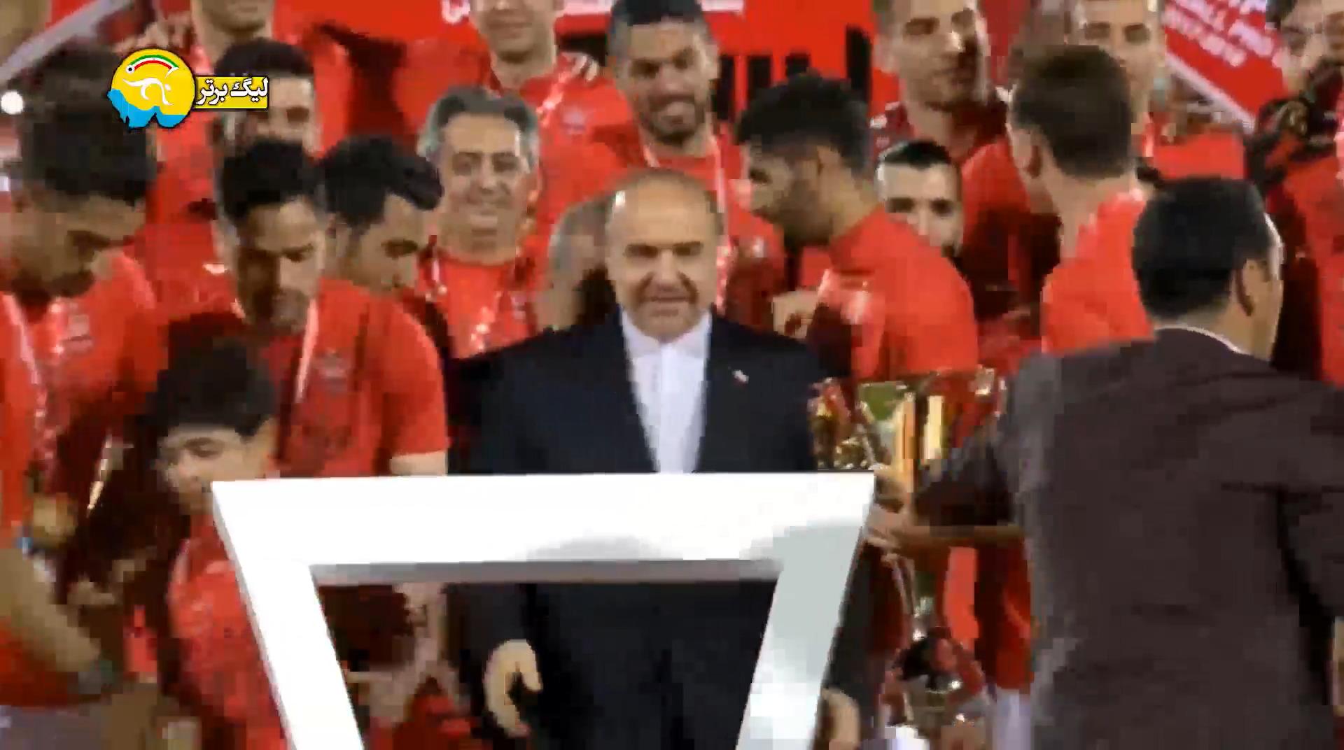 بالا بردن جام قهرمانی لیگ برتر ایران توسط هانی نوروزی + فیلم