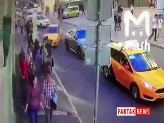 لحظه وحشتناک برخورد تاکسی با هواداران فوتبال در مسکو + فیلم 