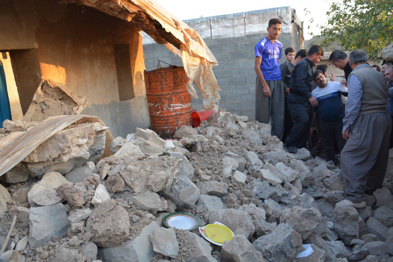 همراهی استحقاری با علی دایی در مناطق زلزله زده 