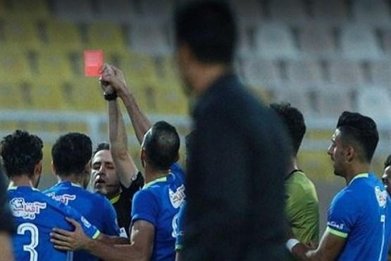 اتفاقی عجیب؛تلاش بازیکن استقلال خوزستان برای پایین آوردن دست داور