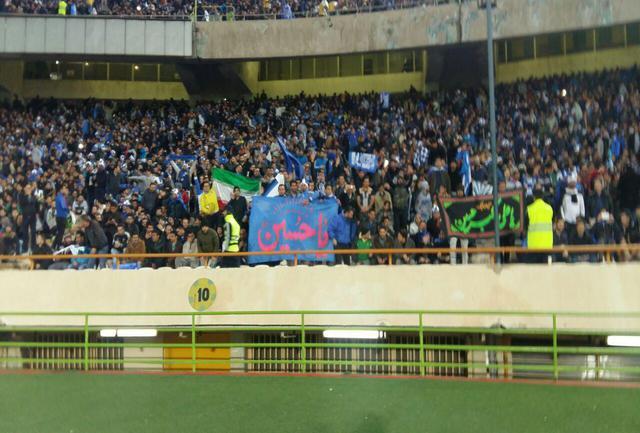 70 هزار هوادار در ورزشگاه آزادی/ ژاوی تشویق شد 