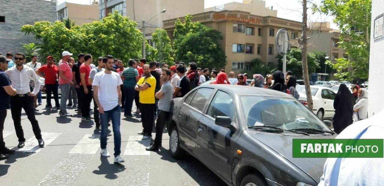 تجمع دوباره هواداران پرسپولیس مقابل باشگاه؛ شعار علیه عرب + تصاویر
