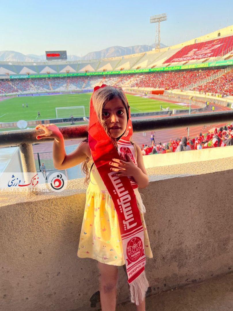 کٌری‌خوانی دختر سه ساله پرسپولیسی برای استقلالی‌ها/ او به عشق رنگ قرمز به ورزشگاه آمد/ تصاویری به یاد ماندنی! 