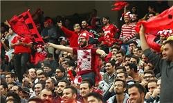 کمتر از 10 هزار تماشاگر در ورزشگاه/ داماد پرسپولیسی با پرچم سرخ همه را سر ذوق آورد!