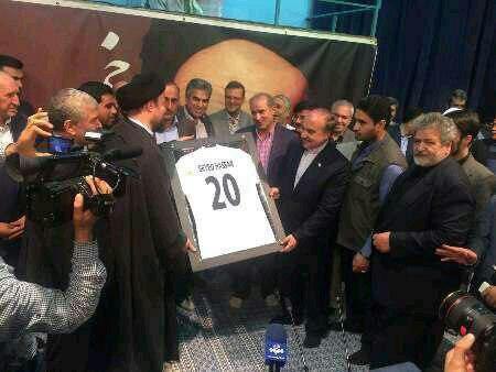  پیراهن شماره 20 تیم ملی به نوه امام(ره) اهدا شد