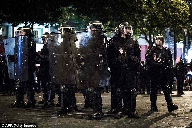 درگیری هواداران فرانسه با پلیس (عکس)